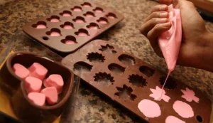 Read more about the article Membuat Cokelat Handmade di Rumah: Panduan Lengkap