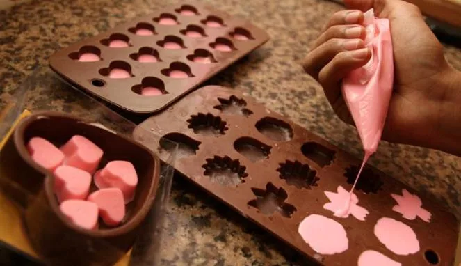 Read more about the article Membuat Cokelat Handmade di Rumah: Panduan Lengkap
